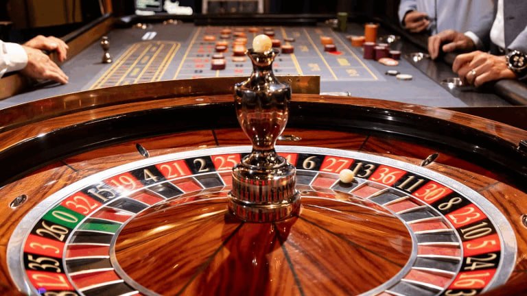 Pemain sedang menikmati permainan Tembak Ikan di togel389 dengan interface mobile